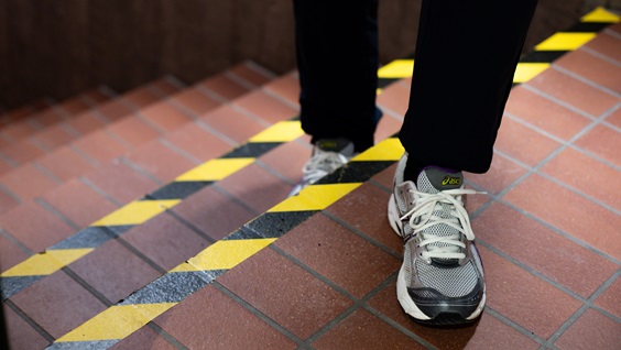 Tydelig markering af trappen for at undgå ulykker.